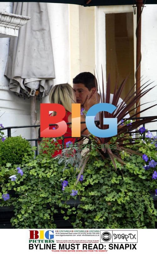 Emma Bunton and Jeremy Edwards Enjoy Pub Lunch