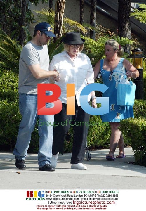 Kevin Spacey shops at pet store