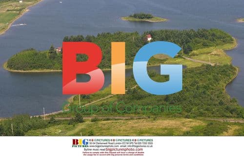 Uma Thurman and Ethan Hawke Buy Island in Canada