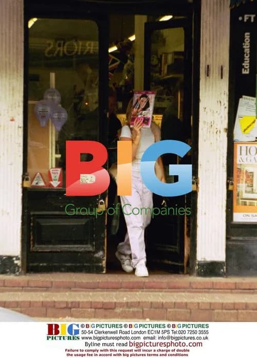 AMANDA HOLDEN AND LES DENNIS OUT SHOPPING