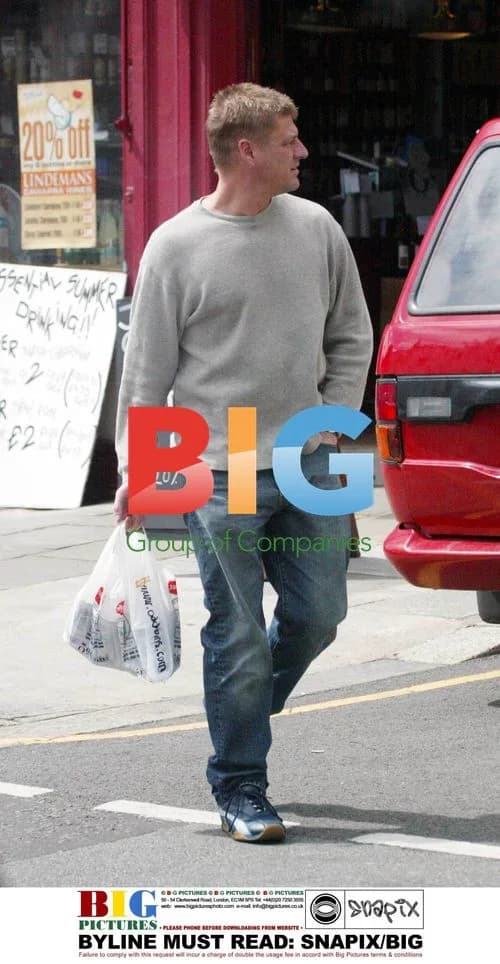 Sean Bean Shops for Beer in North London