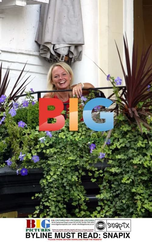 Emma Bunton and Jeremy Edwards Enjoy Pub Lunch