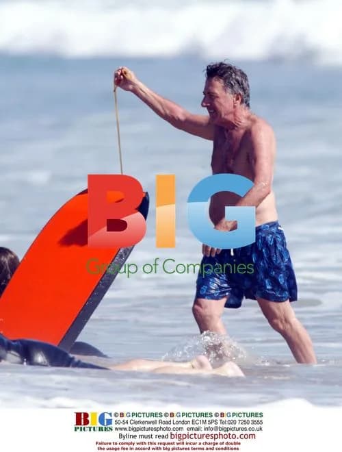 Dustin Hoffman Relaxes with Family