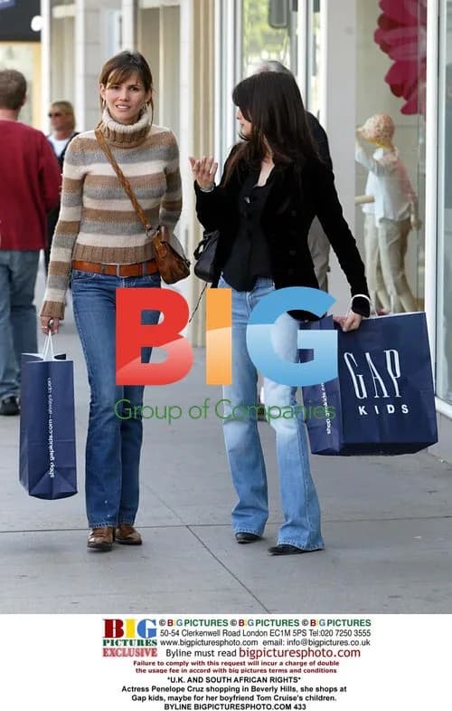 Penelope Cruz Shopping in Beverly Hills