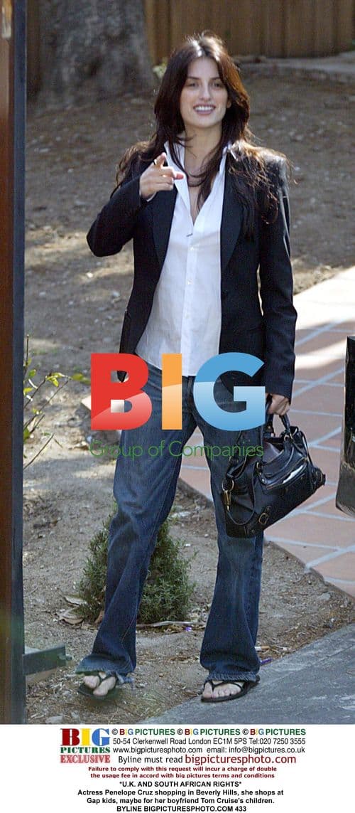 Penelope Cruz Shopping in Beverly Hills
