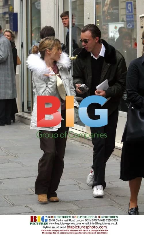 Kylie Minogue Strolling in Paris