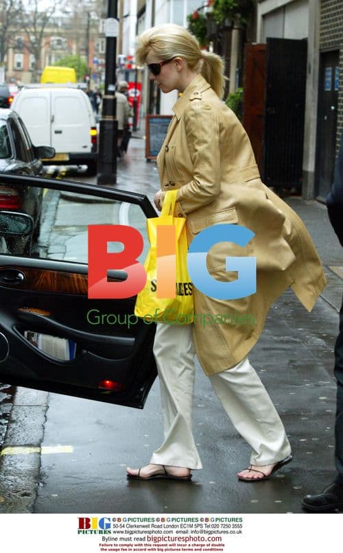 Claudia Schiffer shops with mother in London