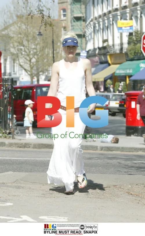 Gwen Stefani Out for a Walk in London