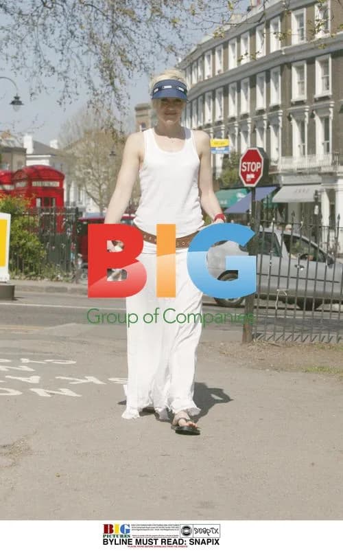 Gwen Stefani Enjoys Sunny Walk in London