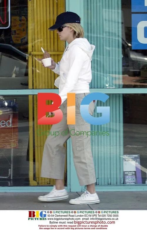 Pregnant Reese Witherspoon gets coffee and ice cream