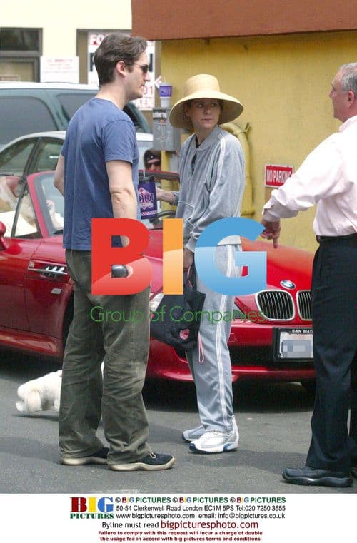 Debra Messing at West Hollywood Flea Market