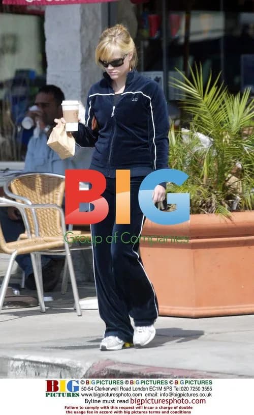 Reese Witherspoon Gets Coffee and Ice Cream
