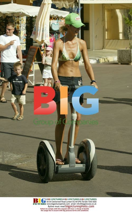 Lady Victoria Hervey Relaxes on Friend\'s Yacht