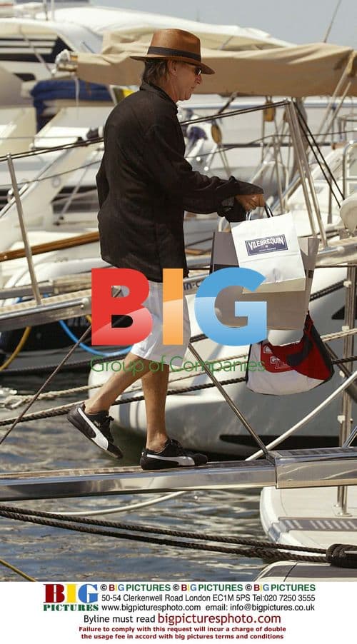 Emma Stone and Andrew Garfield on Sidewalk