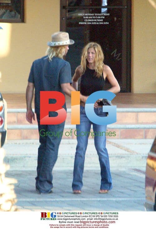 Jennifer Aniston and Brad Pitt have lunch in Mexico