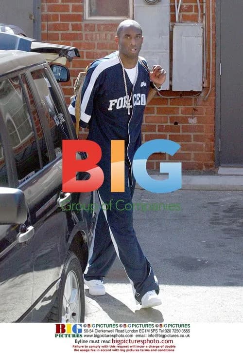 Kobe Bryant shopping with wife