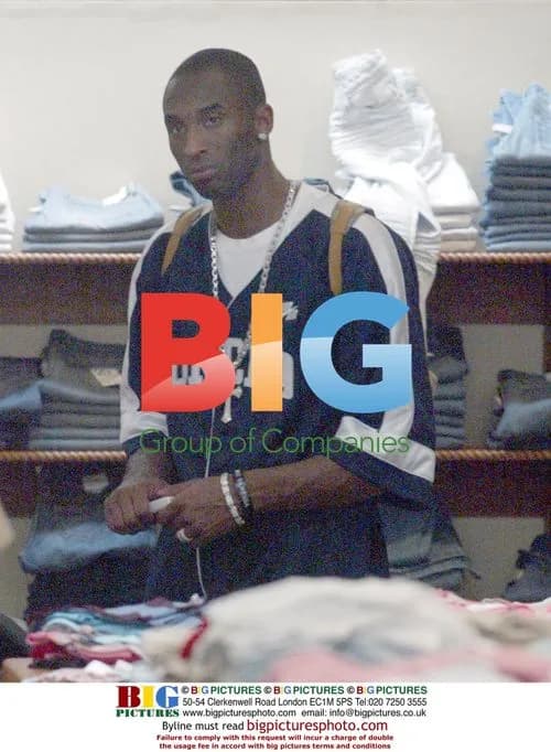 Kobe Bryant shopping with wife
