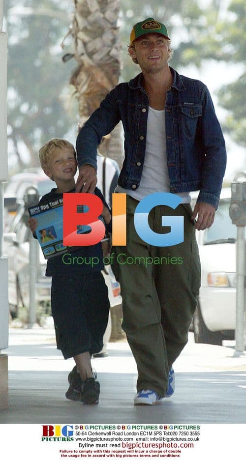 Jude Law Shops with Kids in Santa Monica