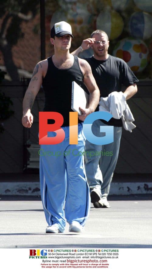 Robbie Williams Spotted at Starbucks