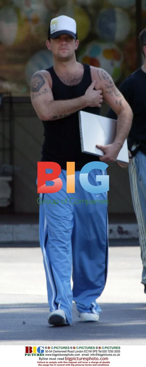 Robbie Williams Steps Out of Starbucks