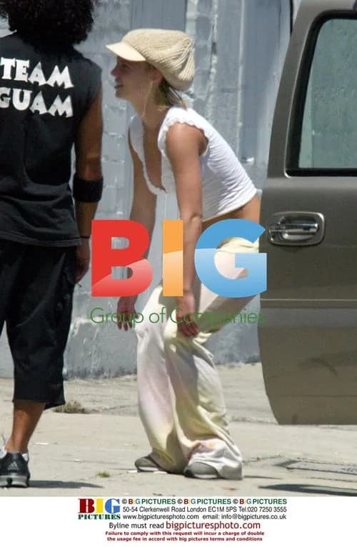 Britney Spears eating burger before studio