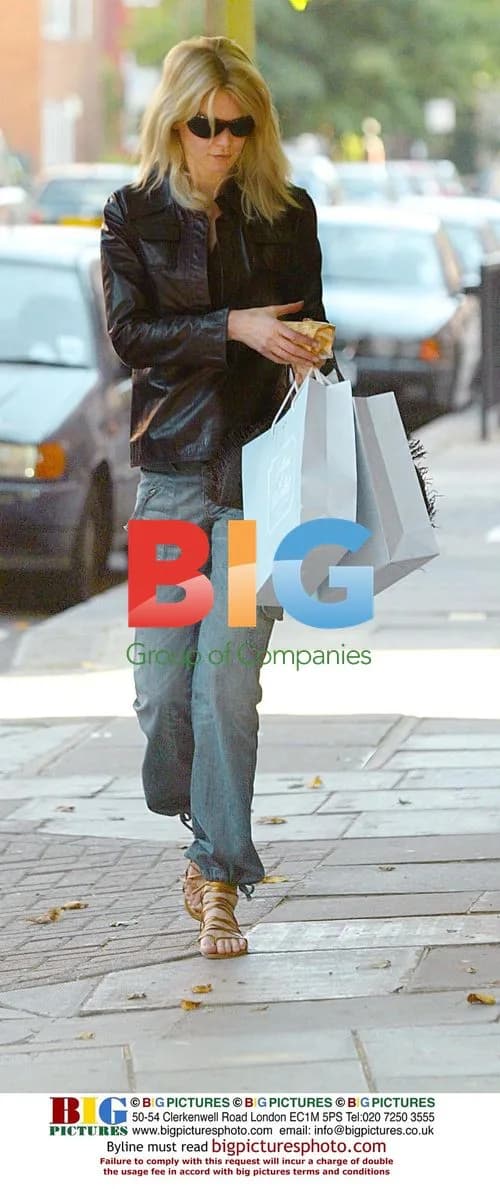 Claudia Schiffer Returns Home from Shopping