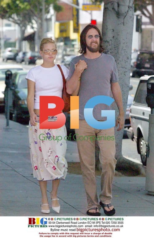 Pregnant Kate Hudson with husband