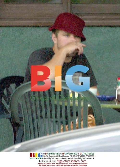 Ryan Phillipe having lunch with friends