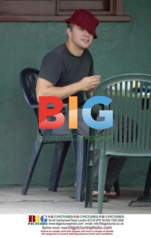 Ryan Phillipe has lunch with friends