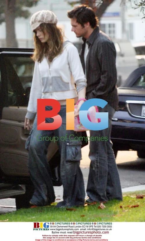 Kate Beckinsale Takes Daughter to School