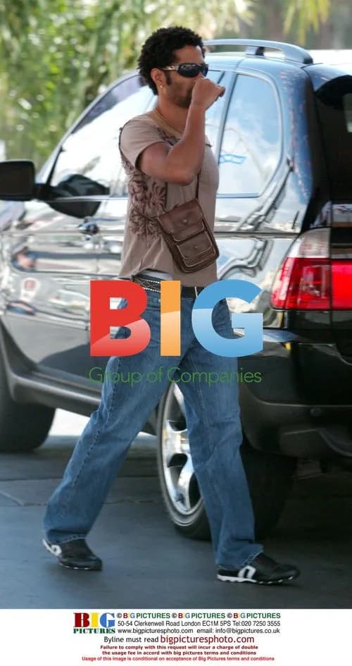 Eric Benet pumps up car in Hollywood