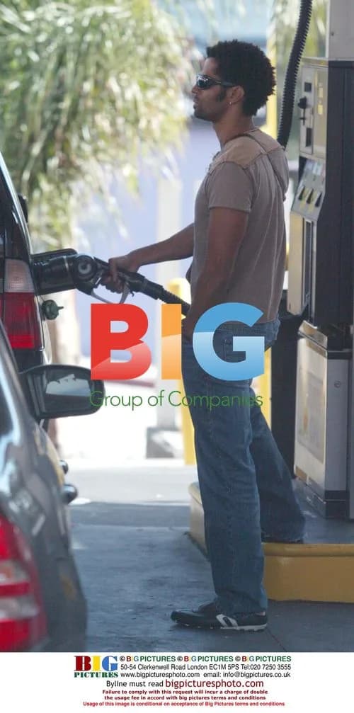 Eric Benet pumps up car in Hollywood