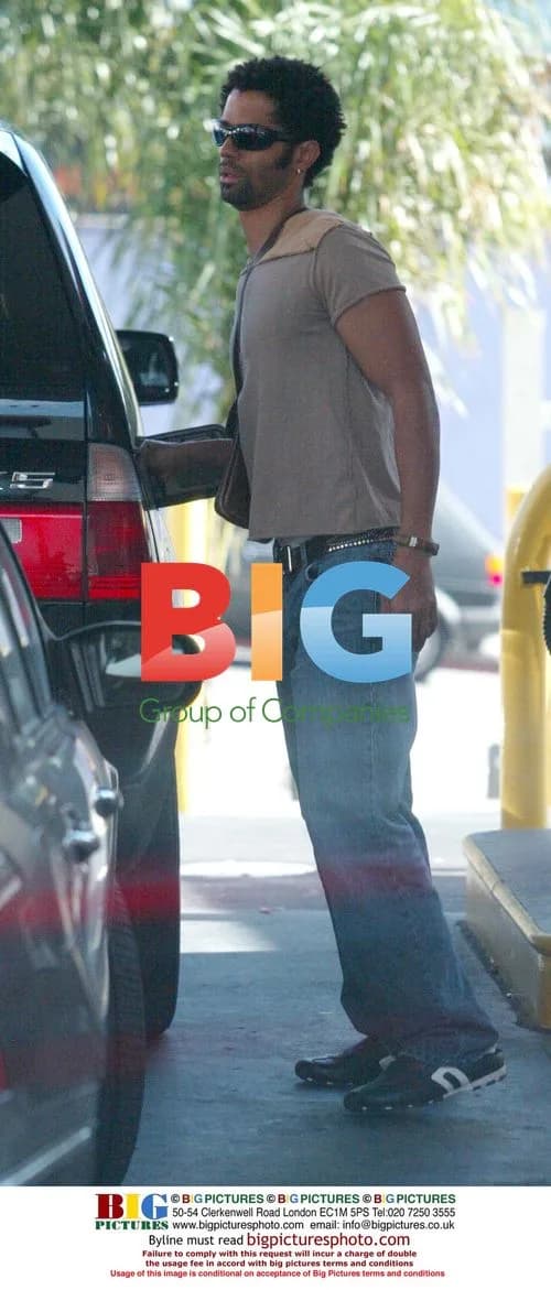 Eric Benet pumps up his car