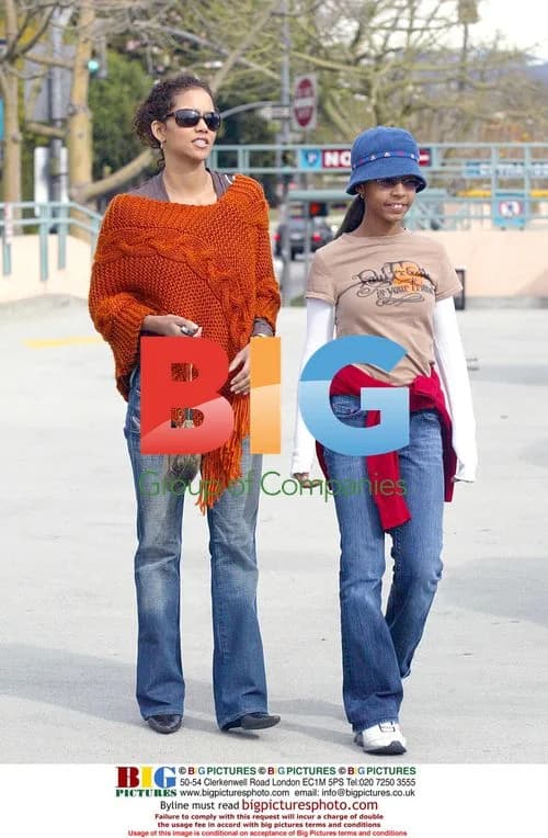 Halle Berry Christmas Shopping With Daughter