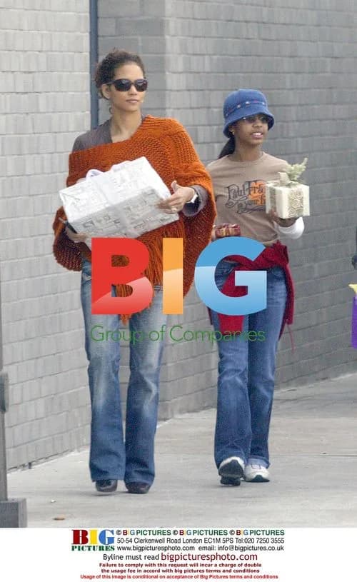 Halle Berry Christmas Shopping with Daughter