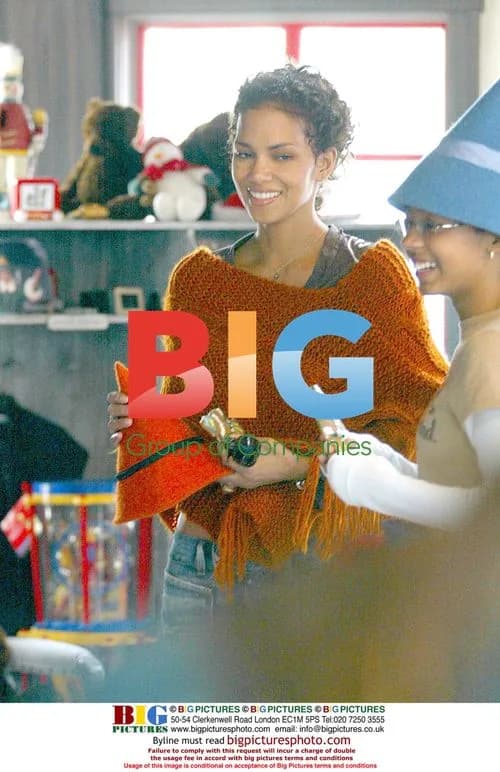 Halle Berry Christmas Shopping at The Grove