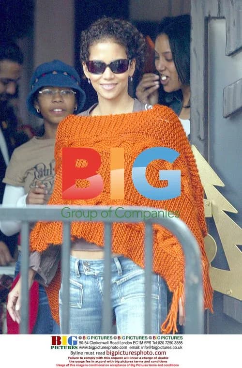 Halle Berry Christmas Shopping with Daughter