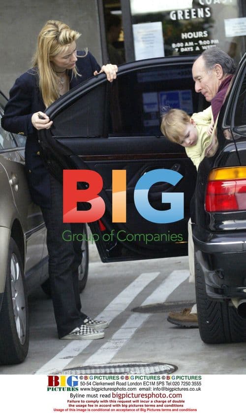 Teo Leoni, baby, parents go shopping in Malibu