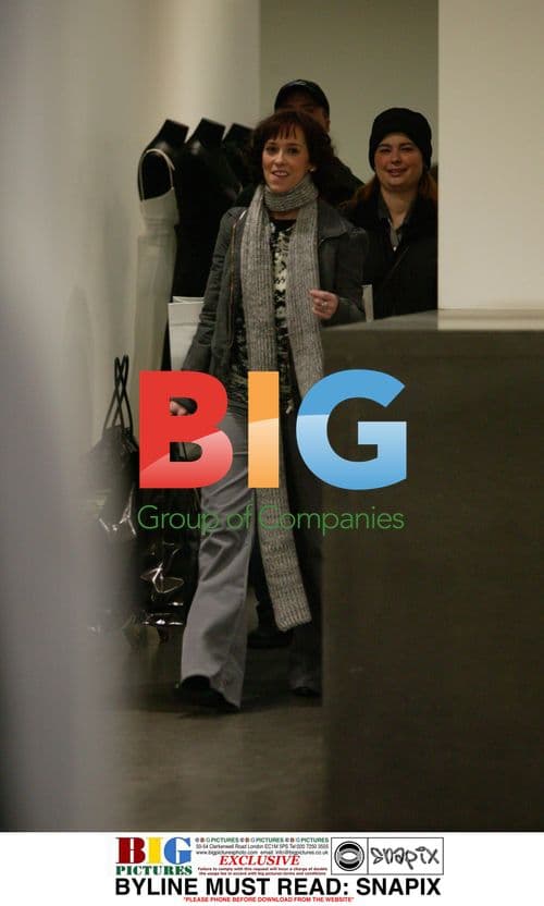 Jennifer Love Hewitt Spotted Shopping in London