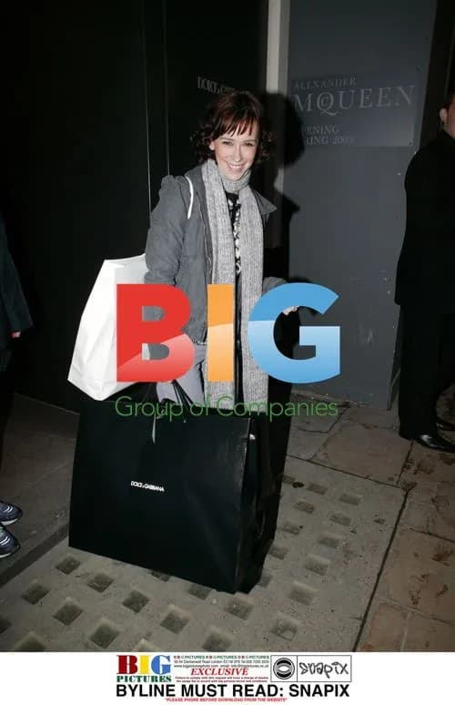 Jennifer Love Hewitt Shopping in London