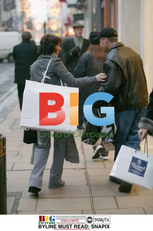 Jennifer Love Hewitt Shopping in London