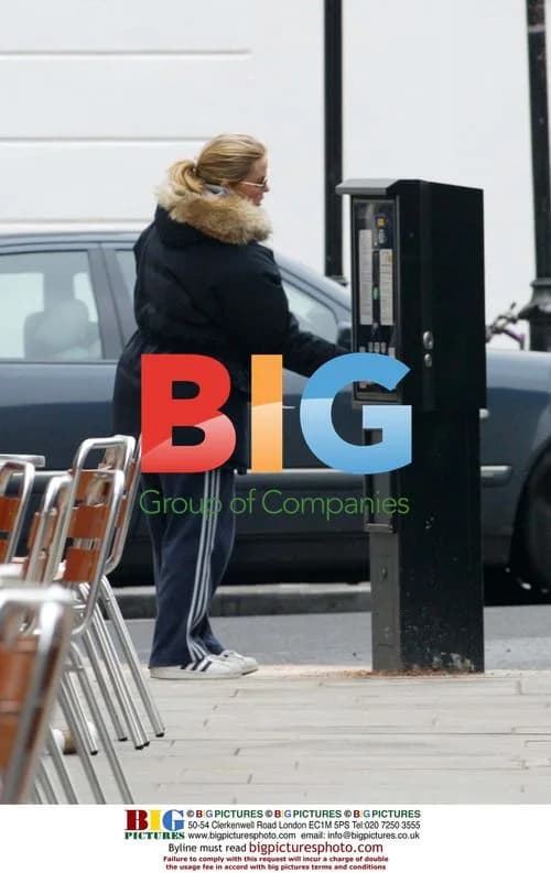Patsy Kensit shops in London