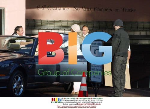 J-Lo and Ben Affleck Shop and Kiss