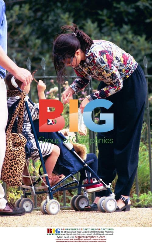 Kevin Kline and Phoebe Cates with Kids in London