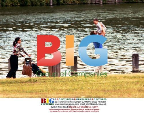 Kevin Kline, Phoebe Cates and kids in London