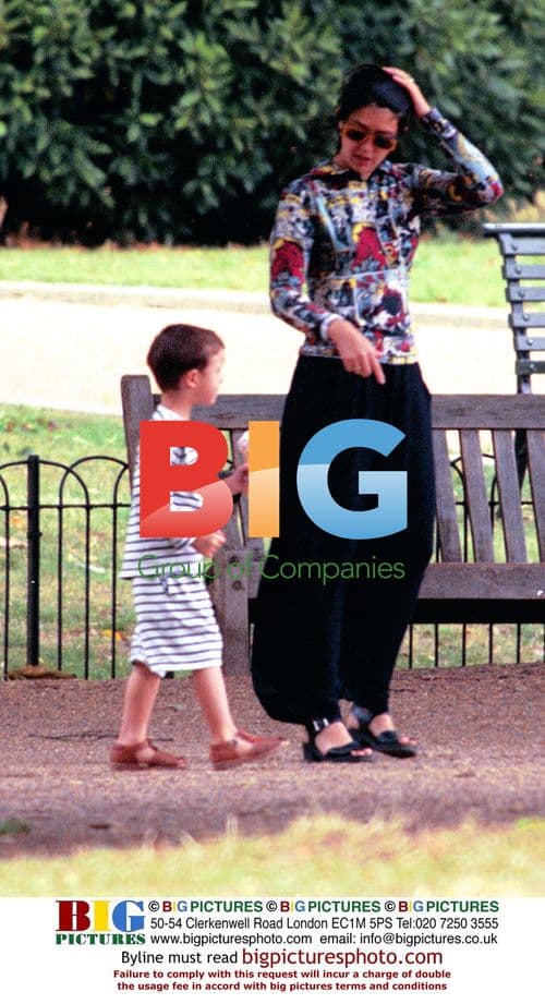 Kevin Kline and Phoebe Cates with Kids in London