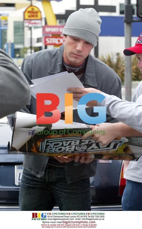 Ben Affleck Signs Autographs