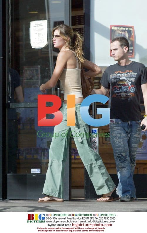 Giselle Bundchen having coffee with friends