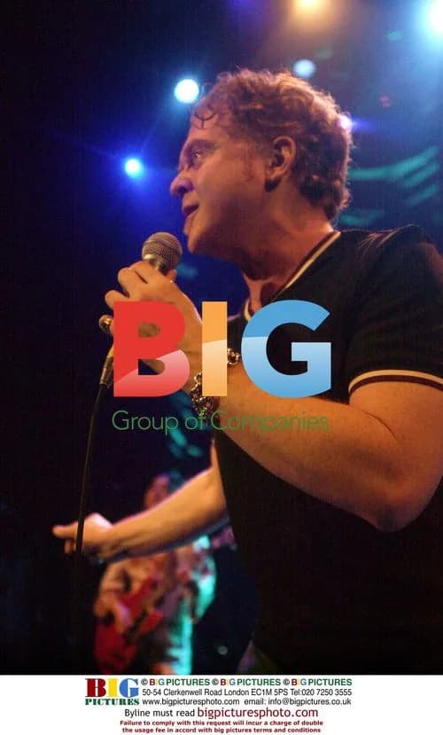 Mick Hucknall and Simply Red perform for Comic Relief