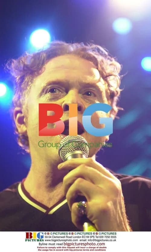 Mick Hucknall and Simply Red Perform for Comic Relief